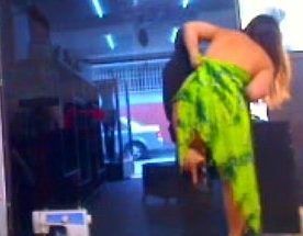 Loira brincando na hora do almoço